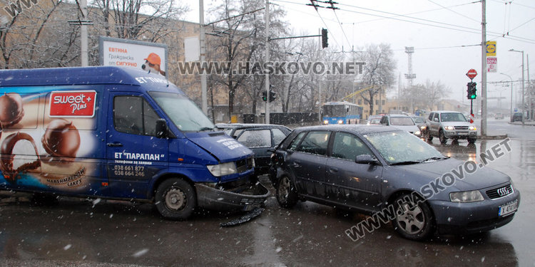 Три коли се удариха на кръстовището до Цигарената, 53-годишен пострада