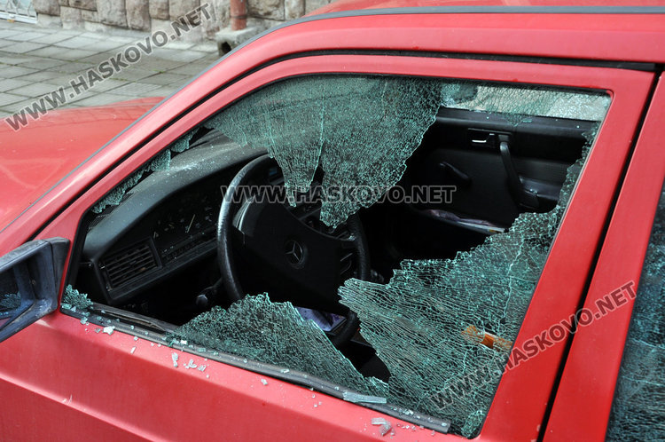 Млада кърджалийка си отмъщава, троши стъклата на автомобил