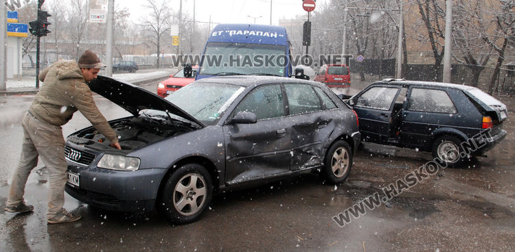 Три коли се удариха на кръстовището до Цигарената, 53-годишен пострада