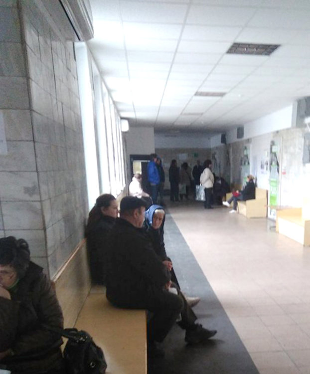 Читател: коридорите в Първа поликлиника са студени, климатиците не работят