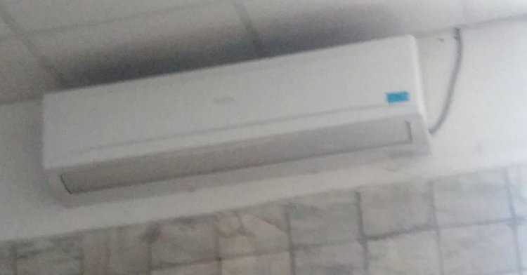 Читател: коридорите в Първа поликлиника са студени, климатиците не работят