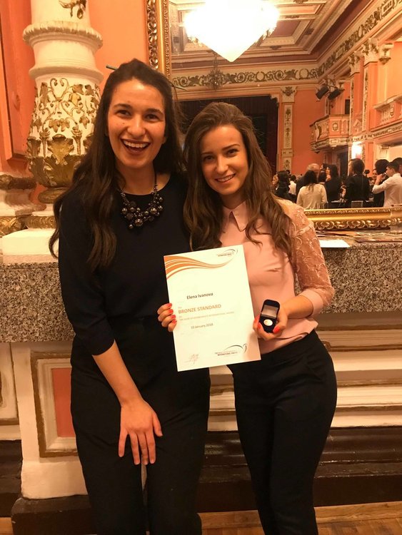 Елена Иванова със своя ръководител Христина Попова