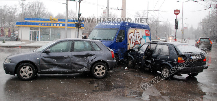 Три коли се удариха на кръстовището до Цигарената, 53-годишен пострада