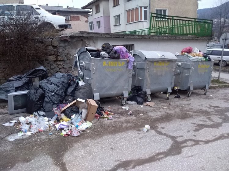 Смолянчани алармират: Боклуци преливат от кошовете в града