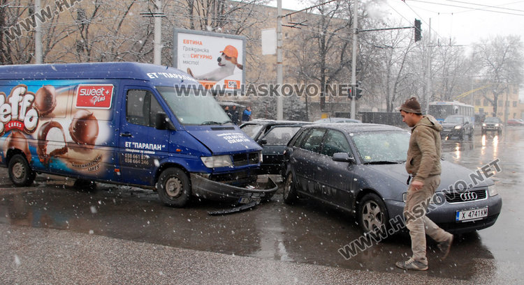 Три коли се удариха на кръстовището до Цигарената, 53-годишен пострада