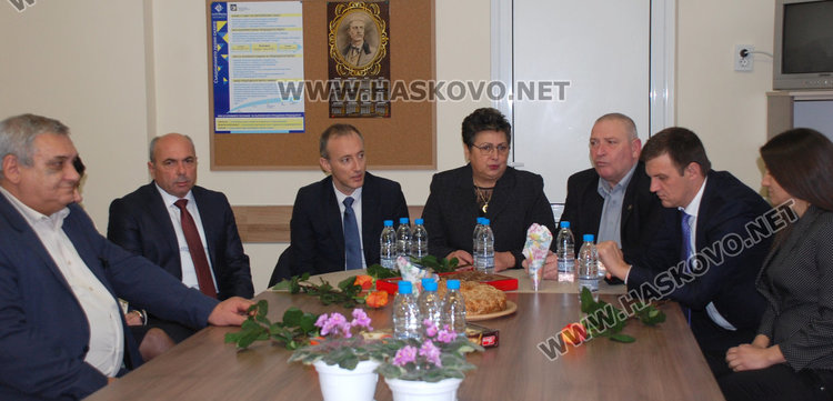 Образоватeлният министър: няма да се закриват повече училища