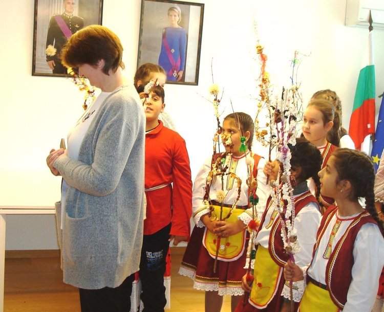 Деца от Искра сурвакаха в Белгийското посолство