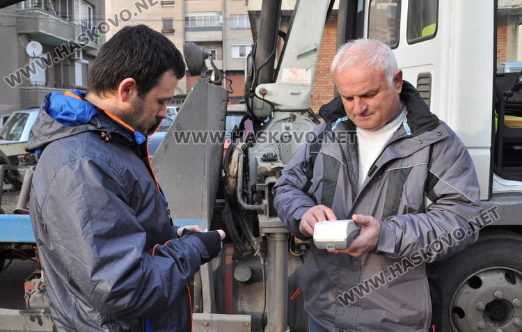 Шофьор затапи 10 коли на паркинг, викнаха паяк