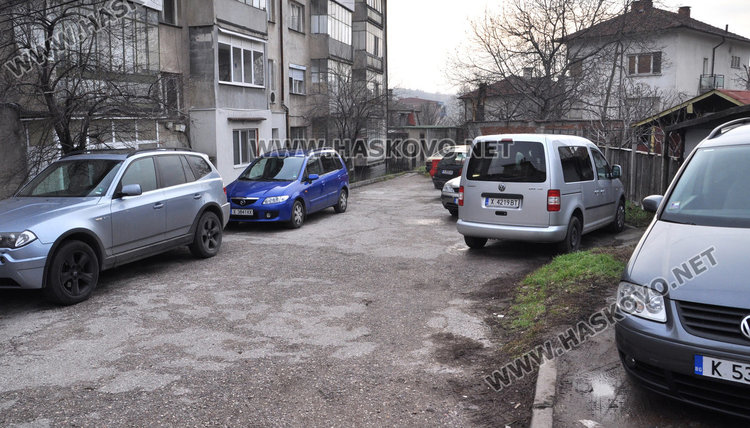 Шофьор затапи 10 коли на паркинг, викнаха паяк