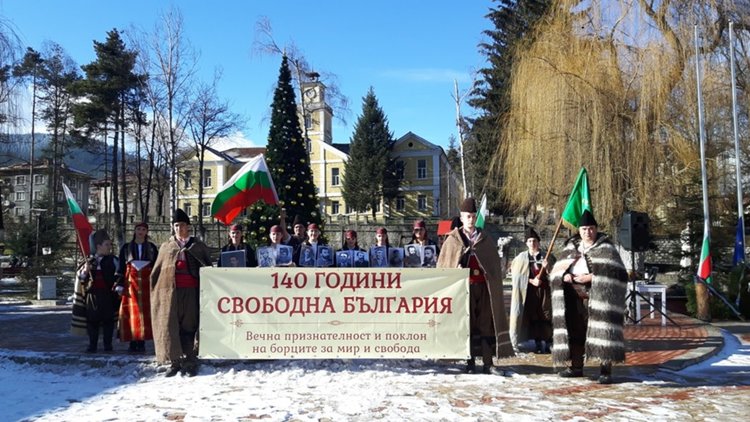 Венци, цветя и слова за 140 години свобода в Чепеларе