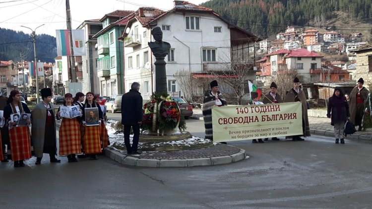 Венци, цветя и слова за 140 години свобода в Чепеларе