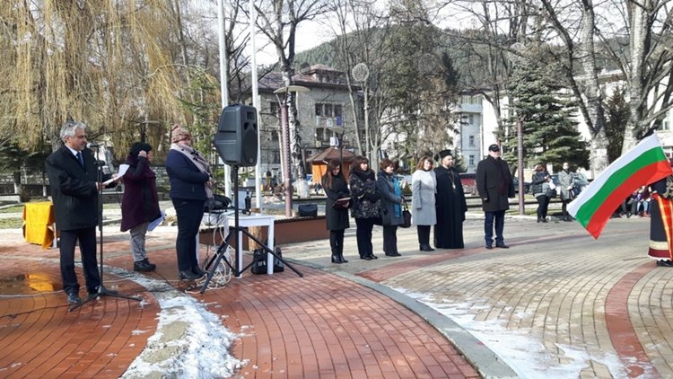 Венци, цветя и слова за 140 години свобода в Чепеларе