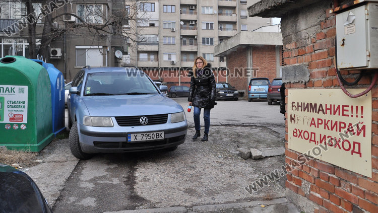 Шофьор затапи 10 коли на паркинг, викнаха паяк