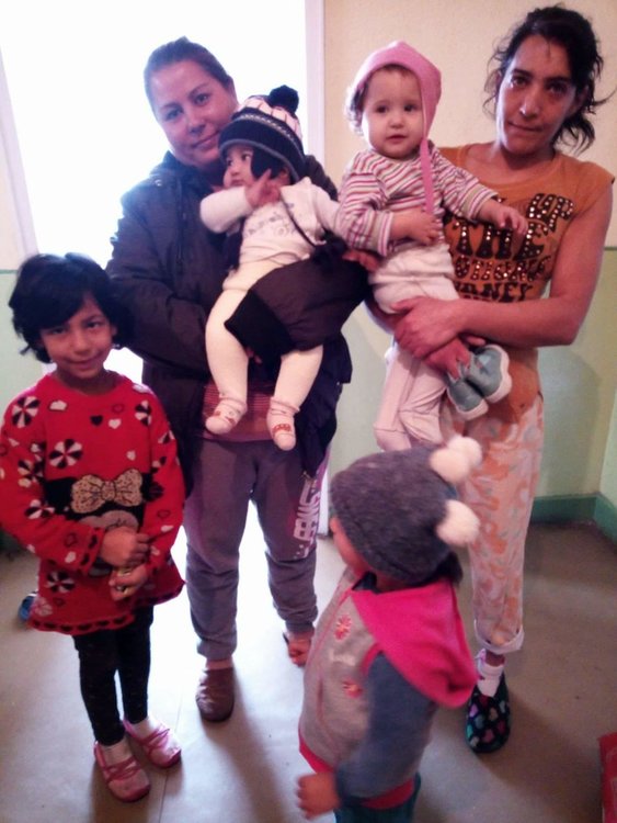 Две от младите майки на фамилията с най-малките членове на многолюдното семейство от Ихтиман