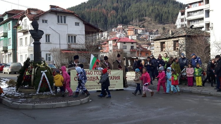 Венци, цветя и слова за 140 години свобода в Чепеларе