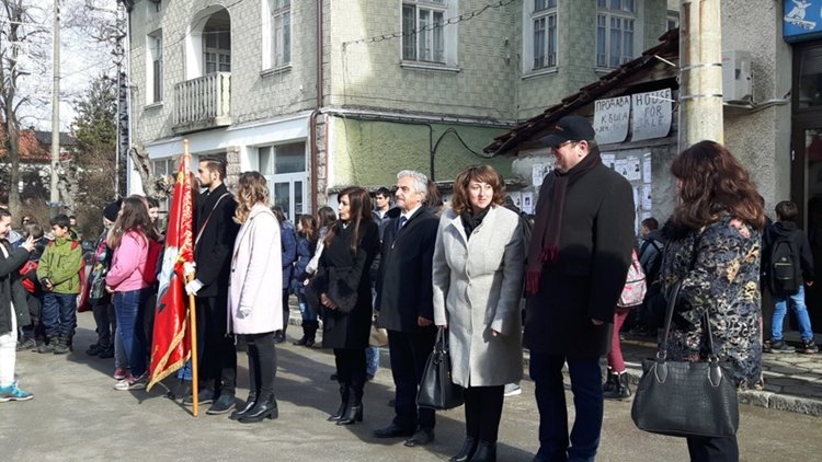 Венци, цветя и слова за 140 години свобода в Чепеларе