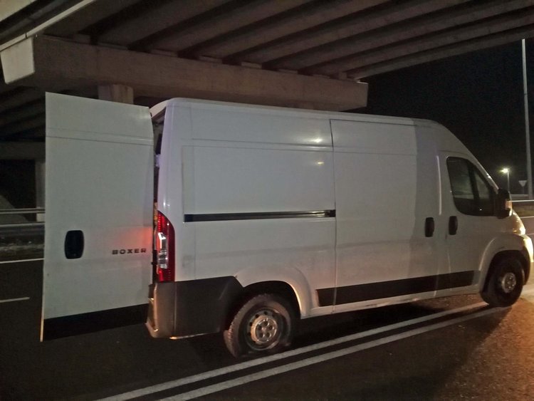 Белезници за трафикант на цигари след гонка и престрелка 