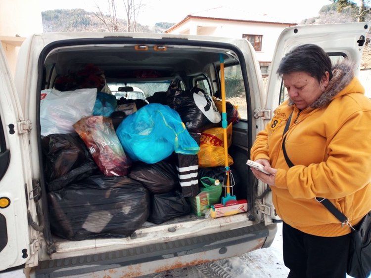 Весела Бабаджанкова преглежда дали всичко е натоварено на буса преди да отпътува