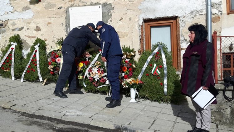 Венци, цветя и слова за 140 години свобода в Чепеларе