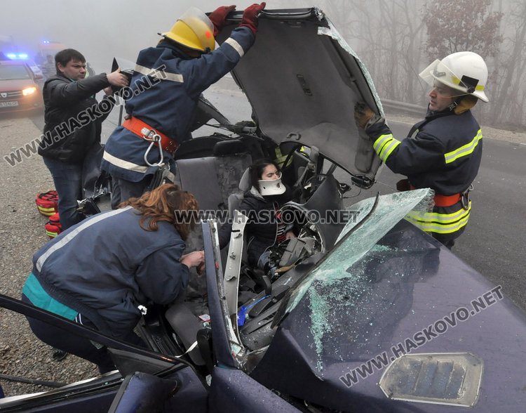 Жена загина на място при катастрофа край Хасково, вадят заклещена водачка
