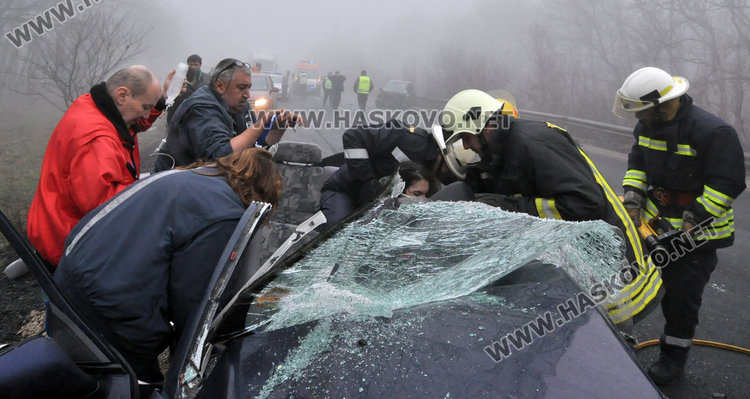 Жена загина на място при катастрофа край Хасково, вадят заклещена водачка