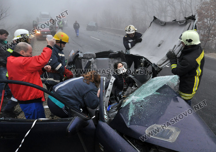 Пожарникарите извадиха пострадалата 23-годишна водачка