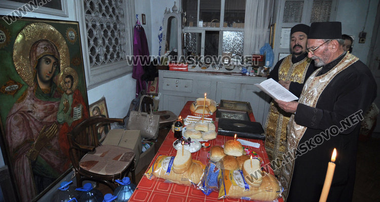 Отец Антоний почерпи за имения си ден с локум от Истанбул