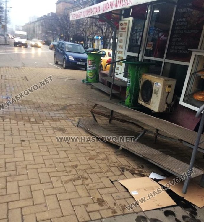 Кола се вряза в търговски обект на бул."Благоев" в Димитровград