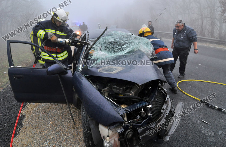 Жена загина на място при катастрофа край Хасково, вадят заклещена водачка