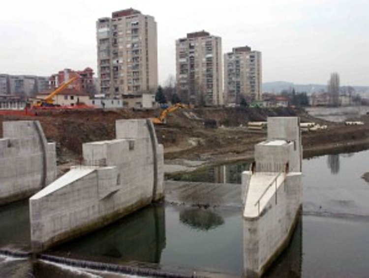 Млада жена почина след падане от блок в Кърджали