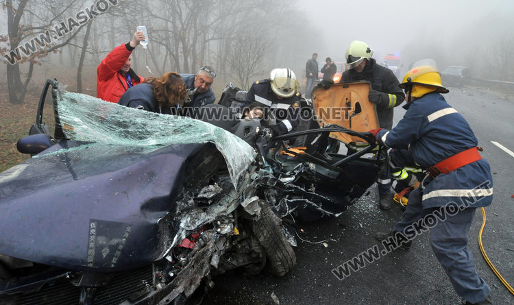 Жена загина на място при катастрофа край Хасково, вадят заклещена водачка