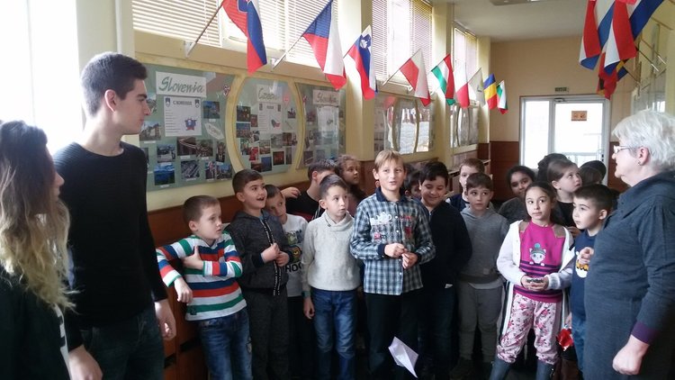 Младшите посланици на „Славейков“ сменят пароли с европейски кодове 