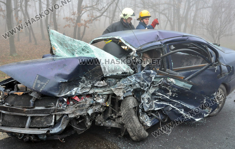 Жена загина на място при катастрофа край Хасково, вадят заклещена водачка