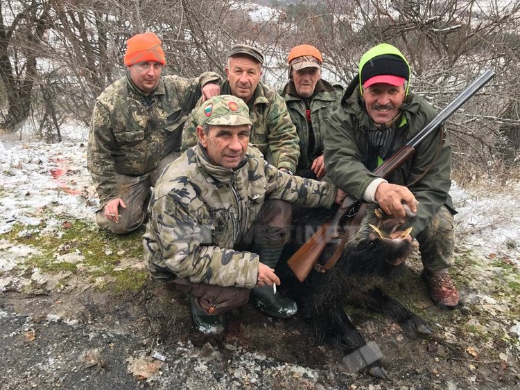 Кърджалиец отстреля глиган-гигант с ловната пушка на баща си, носела му късмет