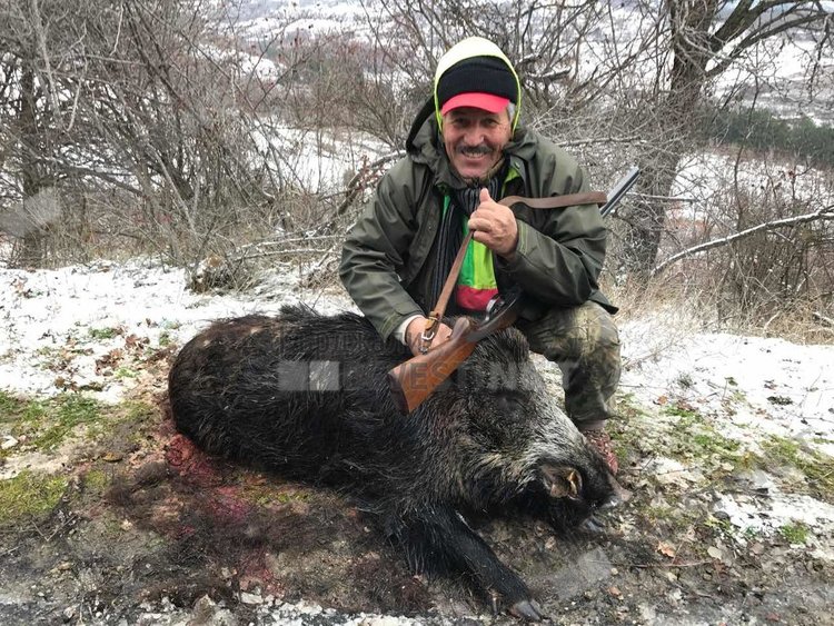 Кърджалиец отстреля глиган-гигант с ловната пушка на баща си, носела му късмет