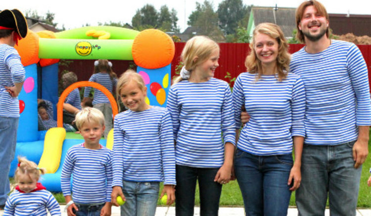 Глеб Грозовски със съпругата си и децата им