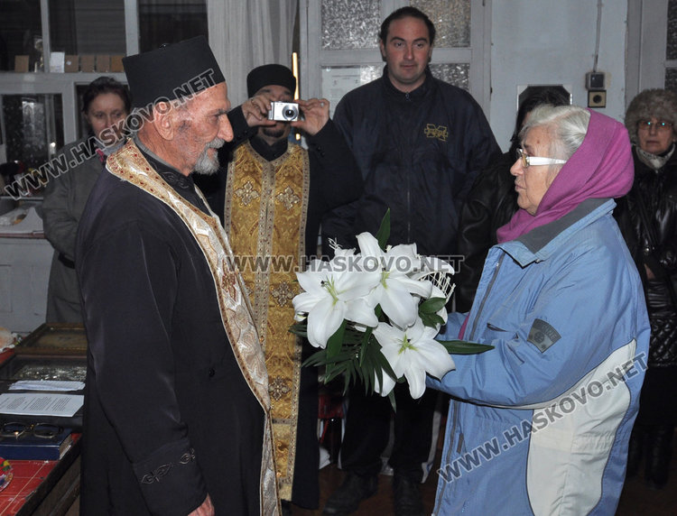Отец Антоний почерпи за имения си ден с локум от Истанбул