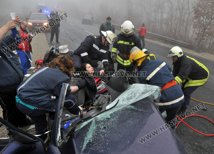 Жена загина на място при катастрофа край Хасково, вадят заклещена водачка