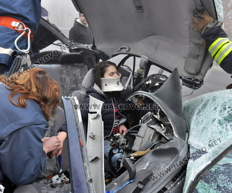 Жена загина на място при катастрофа край Хасково, вадят заклещена водачка