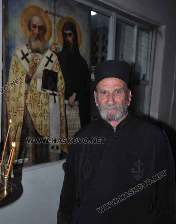 Отец Антоний почерпи за имения си ден с локум от Истанбул