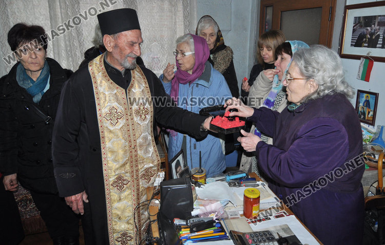 Отец Антоний почерпи за имения си ден с локум от Истанбул