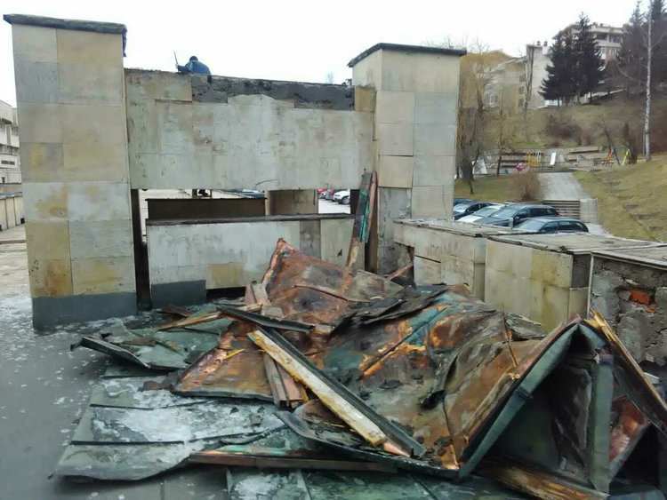 Отнесени ламарини от сградата на Община Смолян