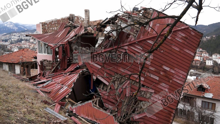 Вятърът отнесе покрива на нова триетажна къща в кв."Райково"