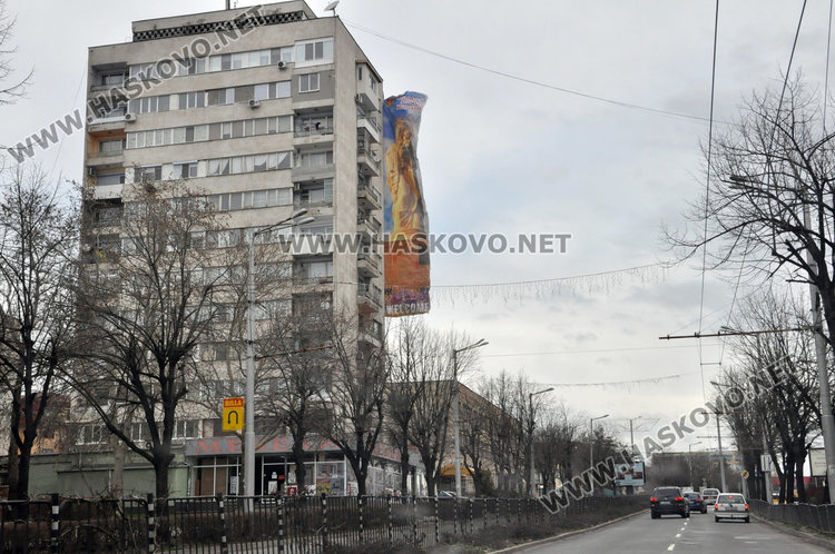 Транспарантът на Богородица се скъса, плющи на 40 м. височина над минувачите