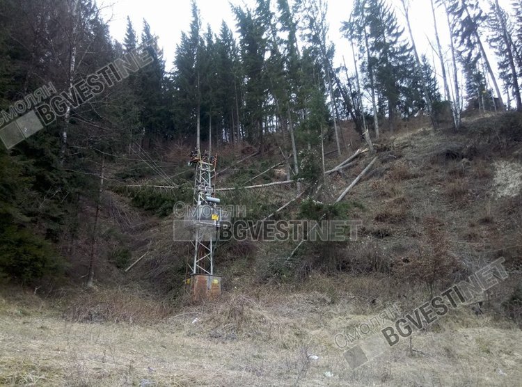 Ураганният вятър скъса далекопровод, половината община Смолян е без ток и мобилни връзки