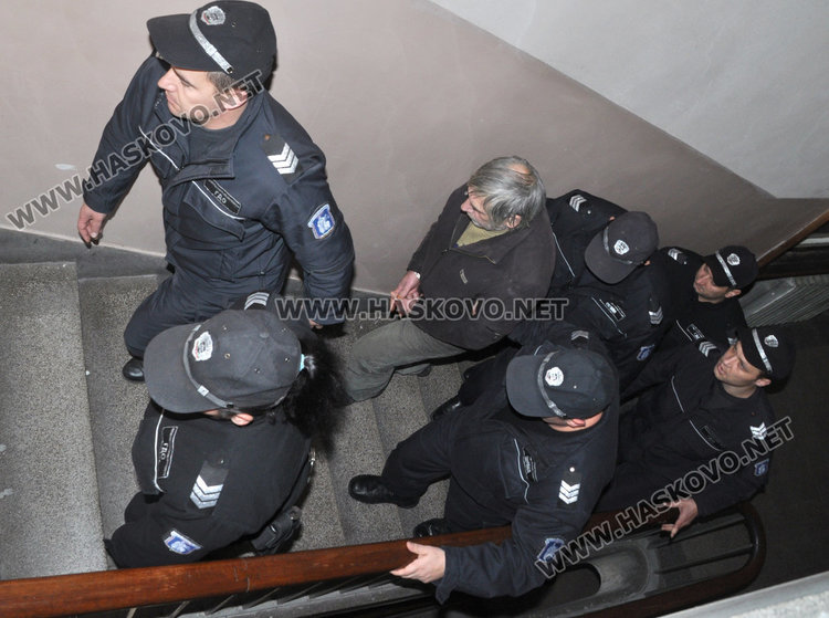 Пребилият до смърт жена си остава в ареста