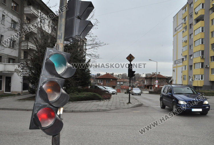 Вятър с 60 км/ч  изтръгна светофар