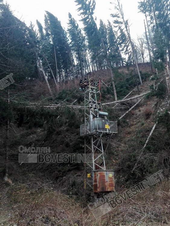 Баните обявиха бедствено положение, множество села остават без ток и мобилни връзки