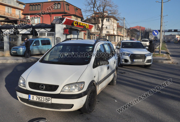 Лъскаво Ауди се заби в Зафира по „Васил Левски“