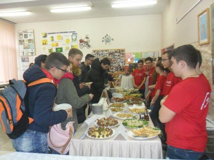 Първи публични изяви на групи по интереси  „Кетъринг ” и „Сладко и солено” в гимназията по туризъм